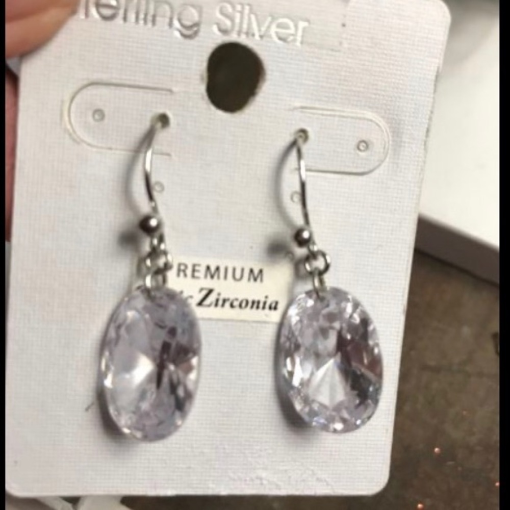 Beautiful CZ earring - Picture 2 of 3